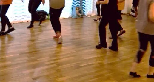 Tanssitreenit parketilla, vain jalat näkyvissä.